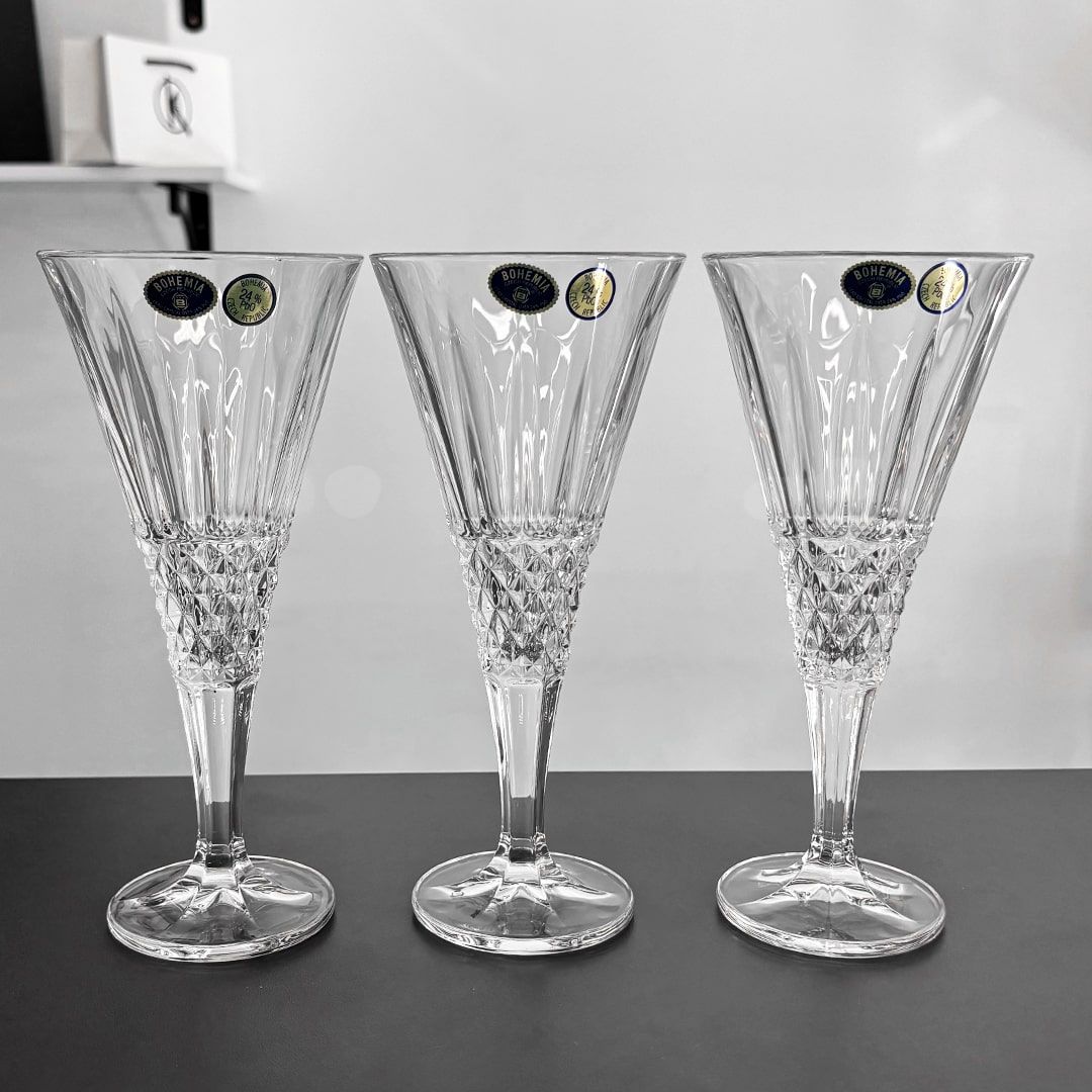 3 pahare pentru sampanie din cristal pe masa