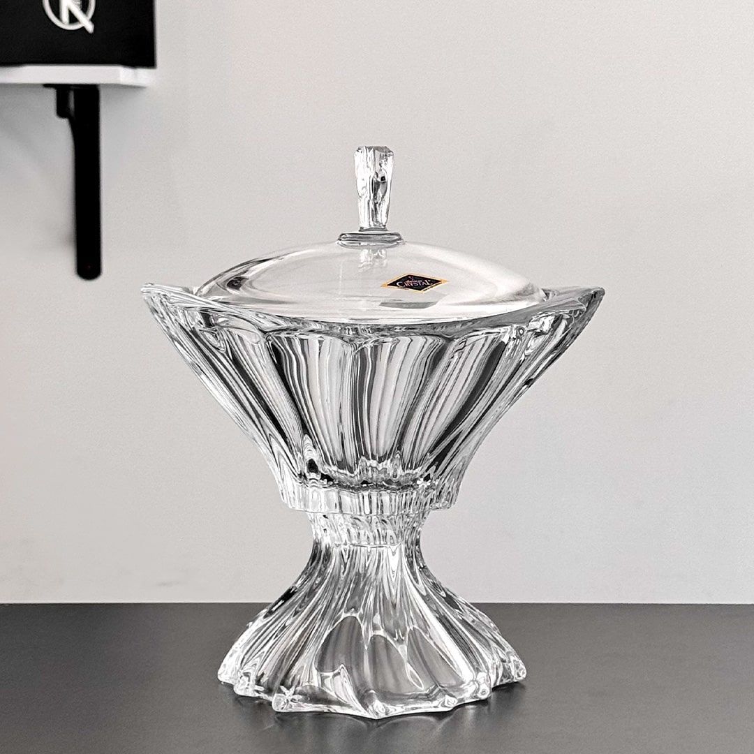 Bomboniera din cristal cu picior si capac Bohemia