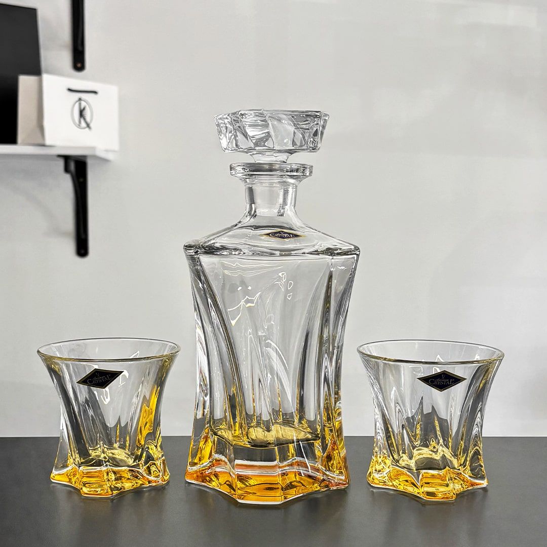 Decantor si 2 pahare cu talpa galbena din cristal Bohemia