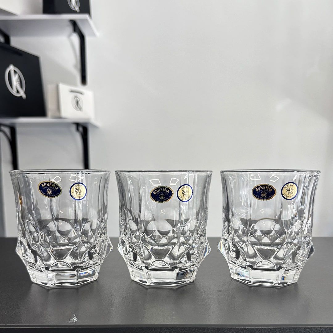 3 pahare pentru whisky din cristal pe masa